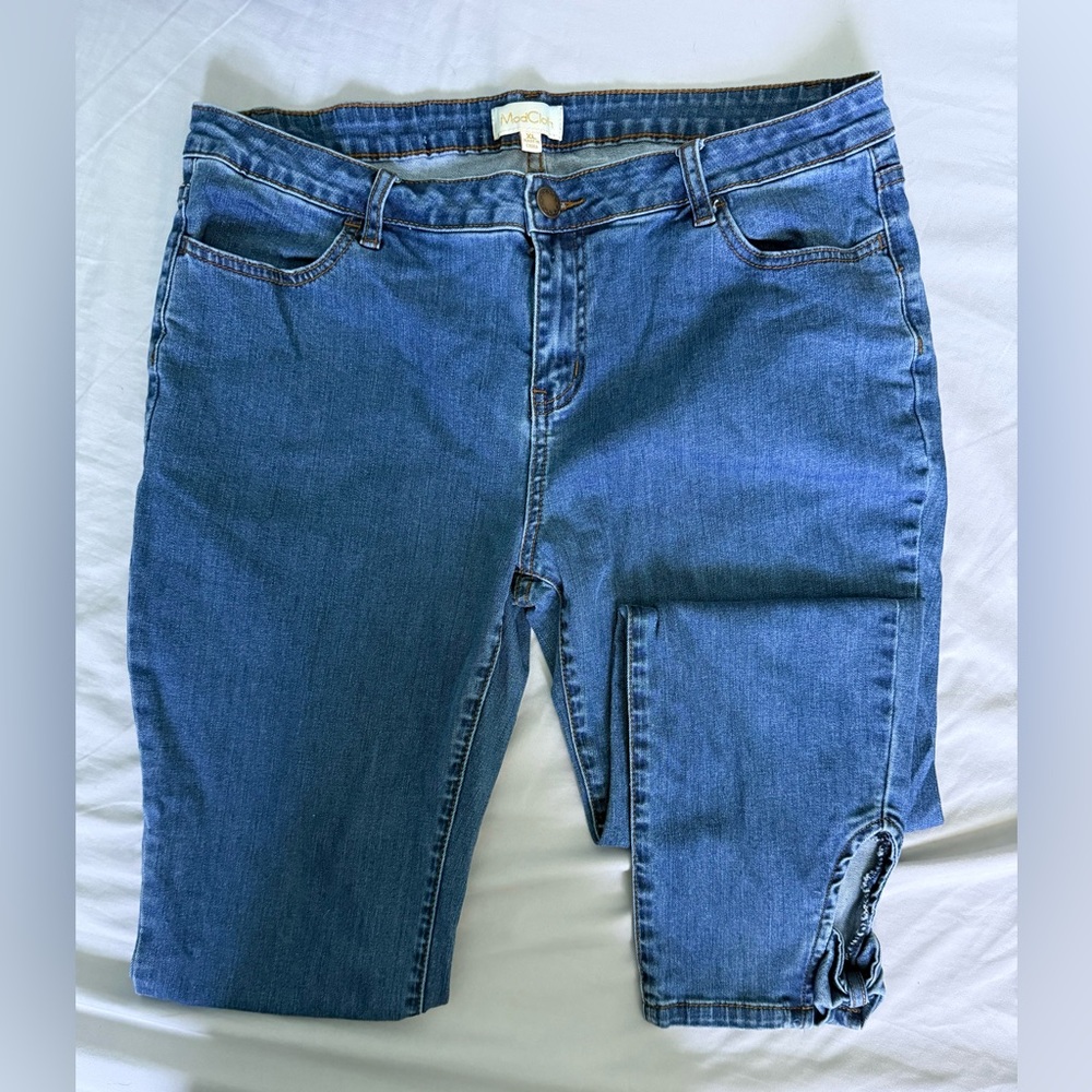 Blue Women's Jeans
Bow detail @ ankle
Inseam 25”